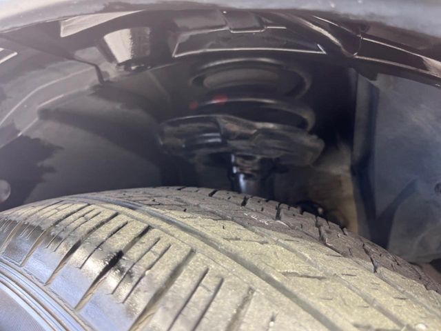 お車を安心してお乗りいただく為には、足回りの定期点検が欠かせません。サービスサポート（有償保証）では無料点検もご提供しており、安心のカーライフをお過ごしいただけるサポート体制が整っています。