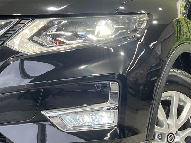 【LEDヘッドライト】悪天候や夜間走行時も良好な視界を確保し安心して運転できる高輝度LEDヘッドライトを装備！点灯速度が早く、消費電力も抑えられています。