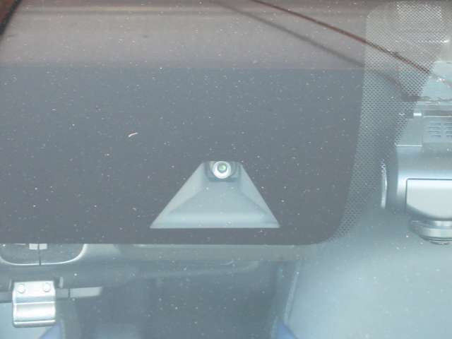 前方の車両を検知。 エマージェンシー（衝突軽減）ブレーキ装備