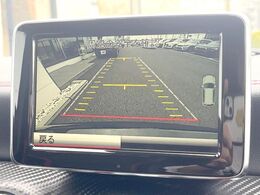 ●ガイドライン付きバックカメラ：不安な駐車もこれで安心！ガイドライン付きなので狭い箇所での駐車もラクラクです！