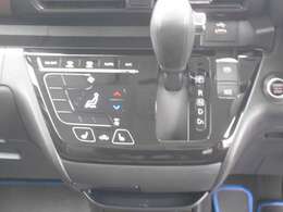 便利で快適なタッチパネル式オートエアコン装備です。