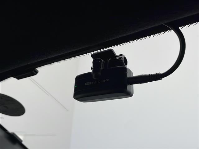 【ドライブレコーダー】映像・音声などの運転中の記録を残します。事故などを起こした起こされた時の証拠になりえますので、もしも時でも安心ですね。