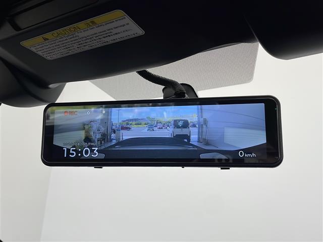 【デジタルルームミラー】車両後方カメラの映像をルームミラーに映すことが出来ます。 そのため、後席に人や荷物があって後方が見えづらい場合でもしっかり視界を確保することが出来ます。