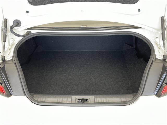 【トランク】積み込みやすくて、たっぷり積める荷室です。シートアレンジできるものは、乗車人数と荷物の量や大きさによってシートを動かすことができるので、より快適なドライブが可能です！