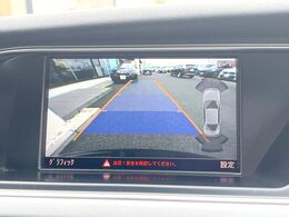●ガイドライン付きバックカメラ：不安な駐車もこれで安心！ガイドライン付きなので狭い箇所での駐車もラクラクです！