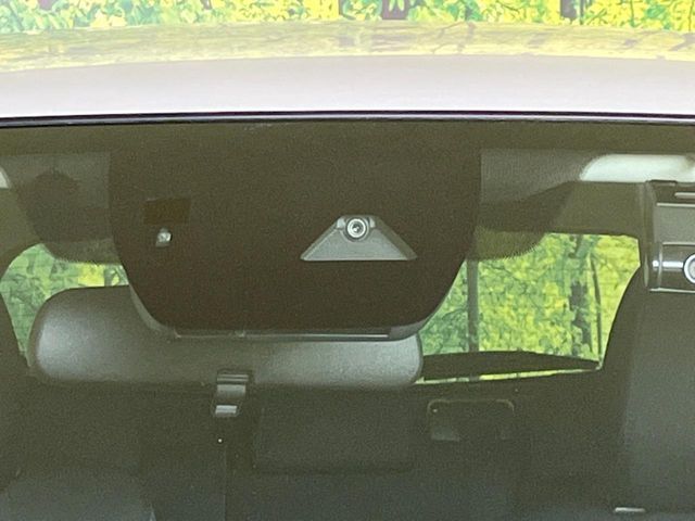 【スマートシティブレーキサポート】低速走行中に前方の車両等を認識し、衝突しそうな時は警報とブレーキで衝突回避と被害軽減をアシスト。より安全にドライブをお楽しみいただけます。
