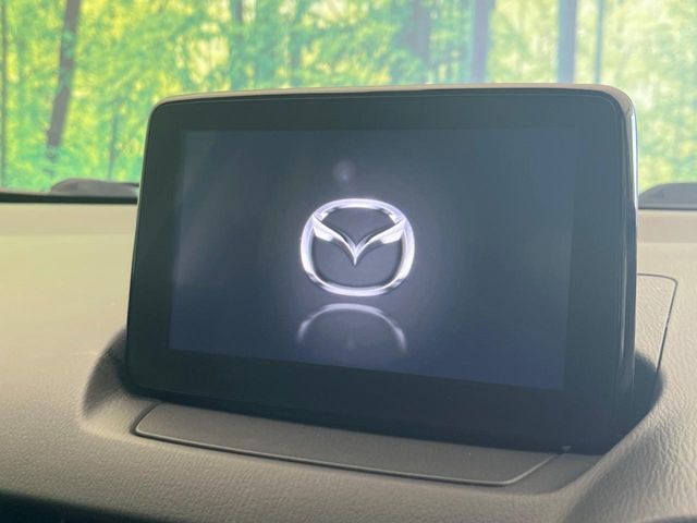 【マツダコネクトナビ】車内の雰囲気にマッチした一体型タイプのナビ。各種車輌設定やBluetooth再生等、様々な機能が楽しめます。直感的なダイヤル操作が可能で、使い勝手も良好です。