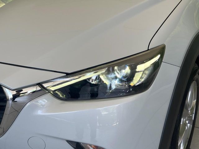 【LEDヘッドライト】悪天候や夜間走行時も良好な視界を確保し安心して運転できる高輝度LEDヘッドライトを装備！点灯速度が早く、消費電力も抑えられています。