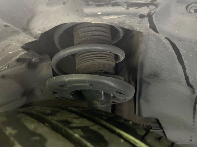お車を安心してお乗りいただく為には、足回りの定期点検が欠かせません。サービスサポート（有償保証）では無料点検もご提供しており、安心のカーライフをお過ごしいただけるサポート体制が整っています。