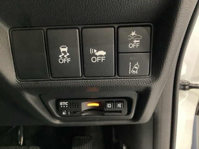 Hondaセンシング用の、VSA解除とレーンキープアシストシステムのメインスイッチなどはハンドルの右側に装備しています。その下にETCがついています。高速道路の料金所の通過も楽々です。