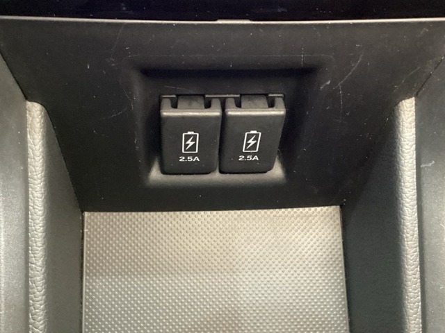 センターコンソール内の収納部分には、充電可能なUSB端子が2個ついています。移動中に充電もできるので便利です。