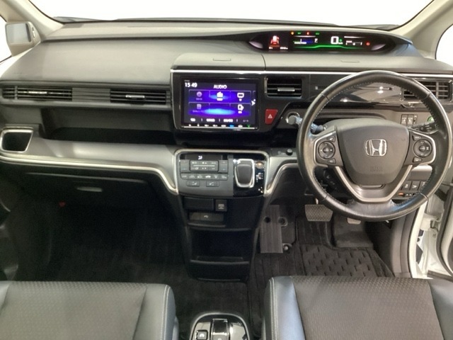 車内は光触媒抗菌消臭施工済です。インパネ周りはスタイリッシュなデザインです。グローブボックスやカップホルダーのほかにトレーなどたくさんの収納スペースが付いています。
