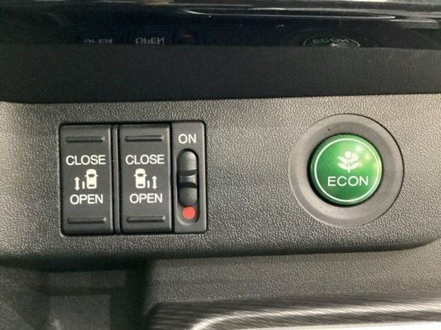 リアドアは乗り降りに便利な両側電動スライドドアです。また運転席に座っていながらスイッチ操作で自在にスライドドアを開け閉めできます。燃費に役立つECONボタンもここです。