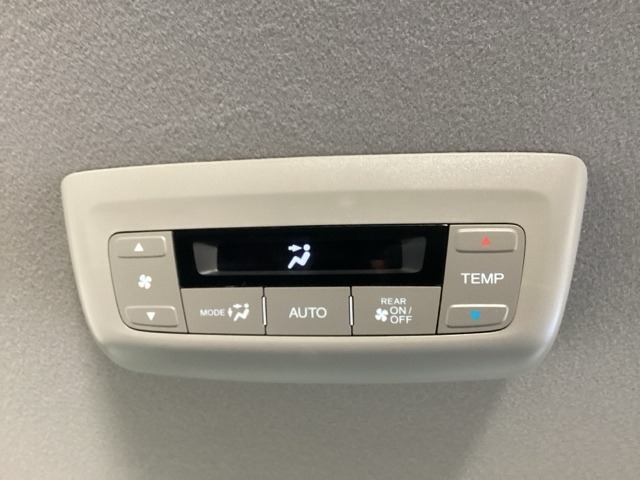 ルーフ中央にエアコン操作パネルがついていますので、2列目・3列目にお乗りの方も快適に過ごせます。