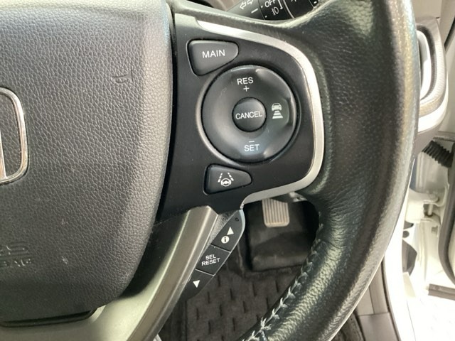 ハンドルにHondaセンシング系のクルーズコントロールやレーンキープアシストなどの操作スイッチが装備されています。ハンドルから手を離さず安全に操作できます。
