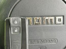 【キーフリーシステム】カバンやポケットに入れたままでもドアの施錠・解錠が可能なスマートキーを装備。エンジンのオン・オフ時もカギを取り出す必要が無いからとっても便利です♪