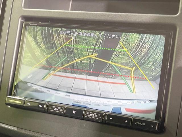 【バックカメラ】駐車時に後方がリアルタイム映像で確認できます。大型商業施設や立体駐車場での駐車時や、夜間のバック時に大活躍！運転スキルに関わらず、今や必須となった装備のひとつです！