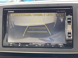 【バックカメラ】駐車時に後方がリアルタイム映像で確認できます。大型商業施設や立体駐車場での駐車時や、夜間のバック時に大活躍！運転スキルに関わらず、今や必須となった装備のひとつです！