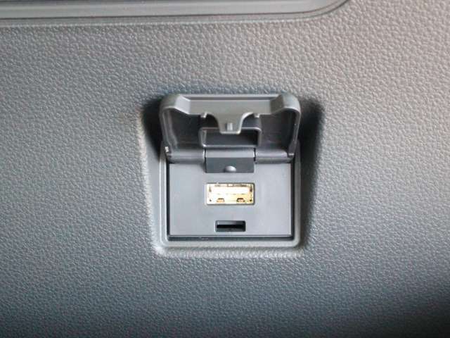 USB入力端子付きです！車の中で携帯の充電が出来ます！
