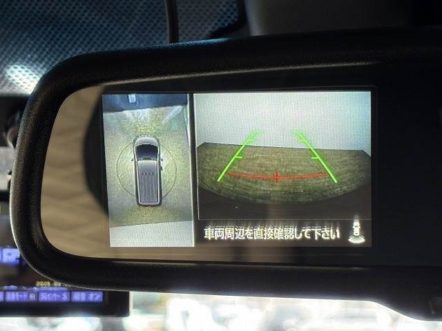【全方位モニター】 クルマを上空から見下ろしているかのように、直感的に周囲の状況を把握できます。
