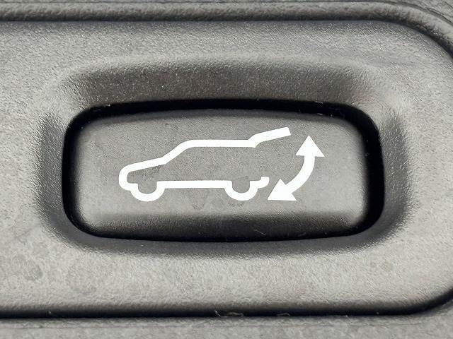 【パワーバックドア】荷物を持ちながらでも簡単にリアゲートを開閉できるあればうれしい装備の1つです。