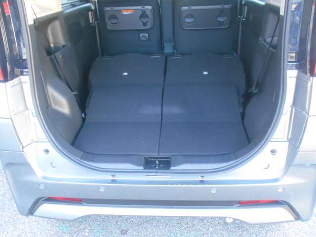 ラゲージルームだって広々です！シートを収納して更にお荷物積めちゃいます♪