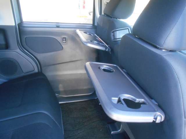 お弁当も置ける大きめのテーブルをご用意飲み物もドリンクホルダーに！更にショッピングバックを吊り下げたりゴミ袋としてビニール袋を活用できる便利なフックもついてます