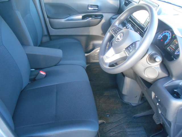 疲れにくいから、いつまでも座っていたくなるフロントシートです。肘掛けもあります。