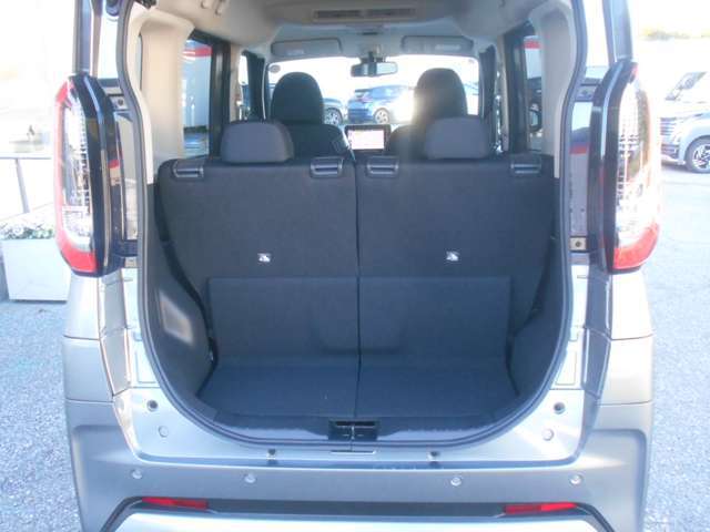 前にスライドしてあげれば、更に大きい荷物が詰めます。