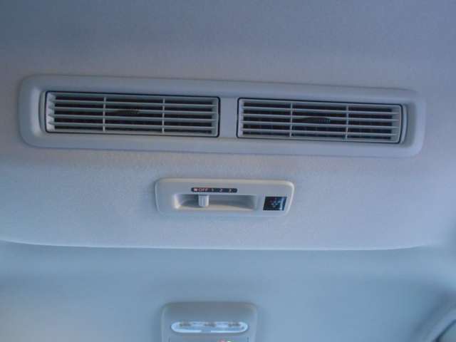 後席シーリングファンで後席の方にも風を！車内の空気をかき混ぜちゃいます！