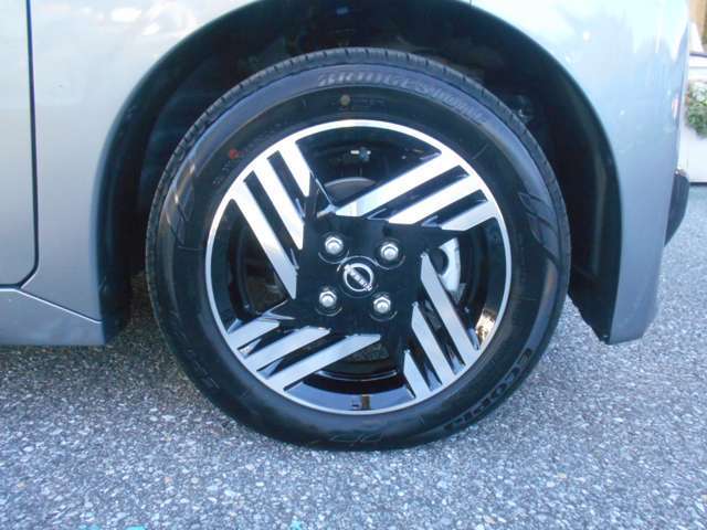 純正アルミが装着されてます。