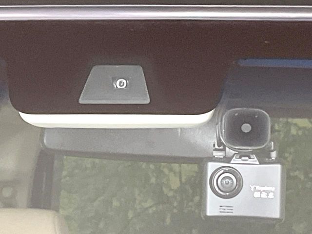 【ホンダセンシング】走行中に前方の車両等を認識し、衝突しそうな時は警報とブレーキで衝突回避と被害軽減をアシスト。より安全にドライブをお楽しみいただけます。