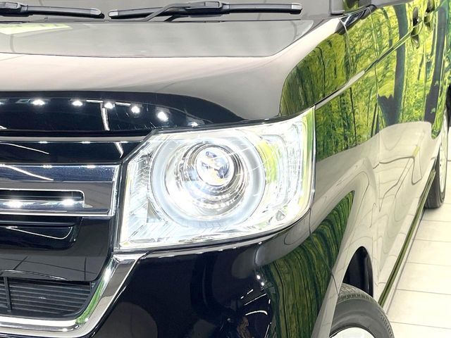 【LEDヘッドライト】悪天候や夜間走行時も良好な視界を確保し安心して運転できる高輝度LEDヘッドライトを装備！点灯速度が早く、消費電力も抑えられています。