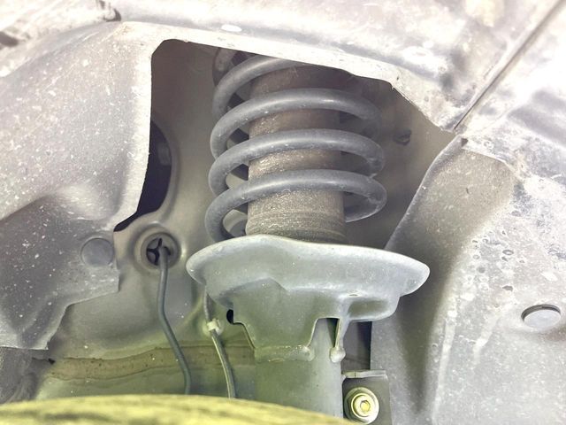 お車を安心してお乗りいただく為には、足回りの定期点検が欠かせません。サービスサポート（有償保証）では無料点検もご提供しており、安心のカーライフをお過ごしいただけるサポート体制が整っています。