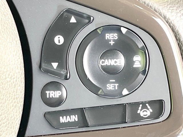 【アダプティブクルーズコントロール】高速道路での長距離走行が楽に！！自動で速度を保つクルーズコントロールが、衝突軽減システムと連携し、前方の車両を感知して車間を保つように速度調節してくれます！！