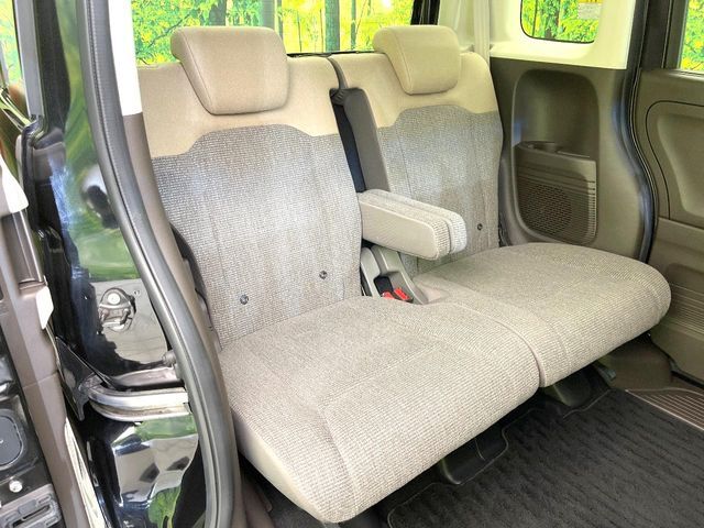 後部座席も気になるようなキズ・汚れやへたり等、大きなダメージはなく、良好な状態です。