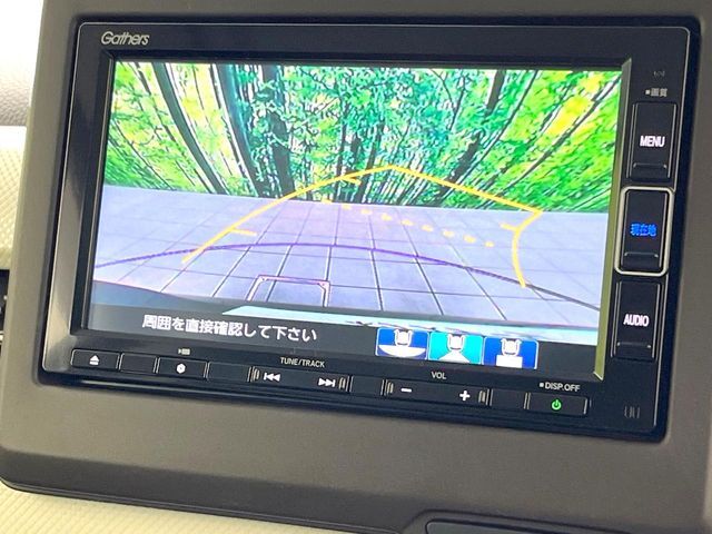 【バックカメラ】駐車時に後方がリアルタイム映像で確認できます。大型商業施設や立体駐車場での駐車時や、夜間のバック時に大活躍！運転スキルに関わらず、今や必須となった装備のひとつです！