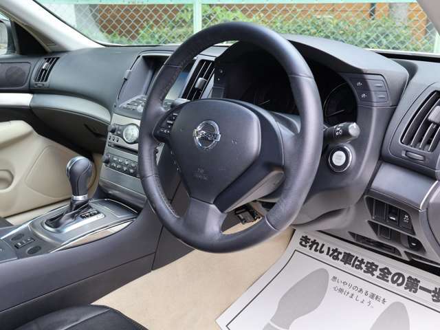 スポーティなエクステリアデザインと質感の高いインテリア、優れた走行性能等が好評な日産の代表的なスポーツセダン『スカイライン［禁煙車］』！！