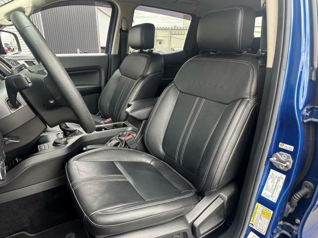 フロントシートは運転席・助手席共にパワーシートが装備されておりシートヒーターも装備されております。