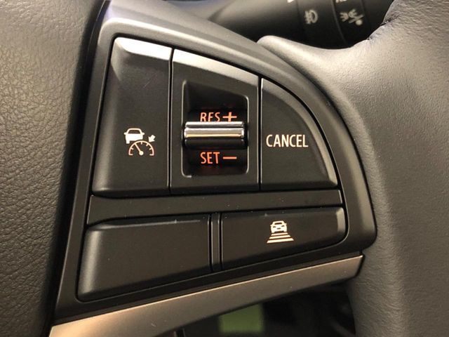 【全車速追従機能付クルーズコントロール】高速道路での長距離走行が楽に！！自動で速度を保つクルーズコントロールが、衝突軽減システムと連携し、前方の車両を感知して車間を保つように速度調節してくれます！！