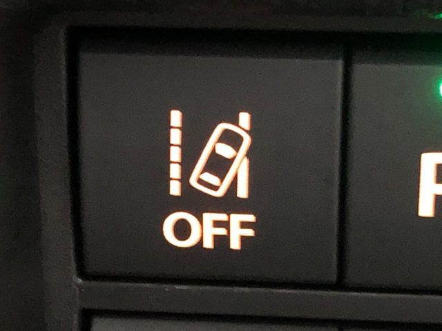 【アクティブレーンキープ】高速道路走行時、車線からはみ出しそうな時にステアリングを制御し車線内を走行する様にアシスト。より安全な運転をサポートしてくれます！
