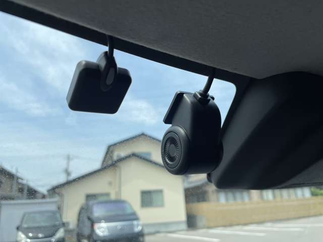 今では必須の前後ドラレコも！