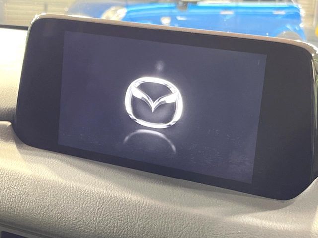 【マツダコネクトナビ】車内の雰囲気にマッチした一体型タイプのナビ。各種車輌設定やBluetooth再生等、様々な機能が楽しめます。直感的なダイヤル操作が可能で、使い勝手も良好です。