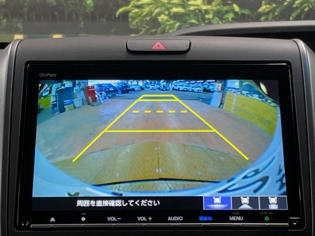 【バックカメラ】駐車時に後方がリアルタイム映像で確認できます。大型商業施設や立体駐車場での駐車時や、夜間のバック時に大活躍！運転スキルに関わらず、今や必須となった装備のひとつです！