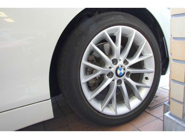 タイヤは現在装着と同じピレリ製にて、新品交換の上でご納車いたします。