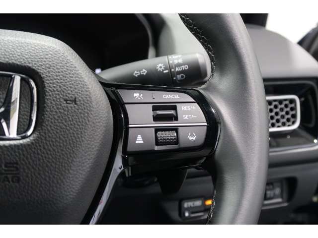 Hondaセンシングの機能のひとつ、アダプティブクルーズコントロール付！アクセルから足を離しても設定したスピードと前車との車間を保ち走行してくれます！車線維持もアシスト☆高速道路で疲労軽減ですね☆