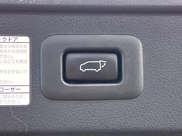 【パワーバックドア】スマートキーや運転席のボタンを押すだけでリアゲートが自動で開閉します！荷物を持っている時や、高い位置にあるバックドアを閉める際に便利な機能です♪