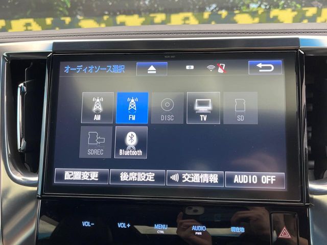 【10.5型純正ディーラーナビ】高級感とインパクトのある大画面ナビを装備。各種オーディオ操作はもちろん、スマホ連携もできる利便性の高いナビです♪