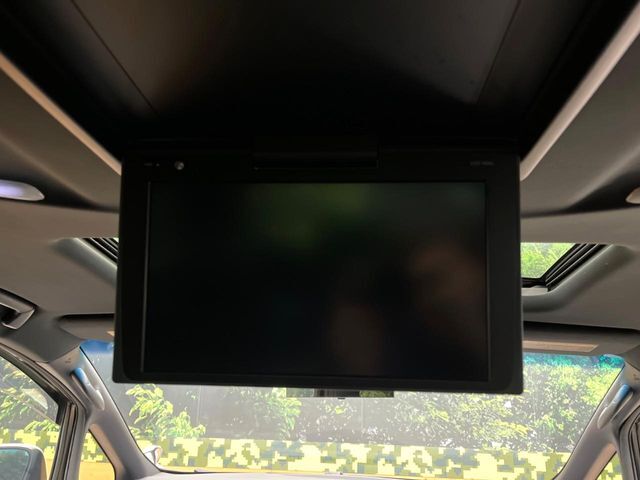 【12.1型純正フリップダウン】大画面モニターで後席でもエンタメをお楽しみいただけます。家族や友人とお出かけする機会が多い方に大人気です♪