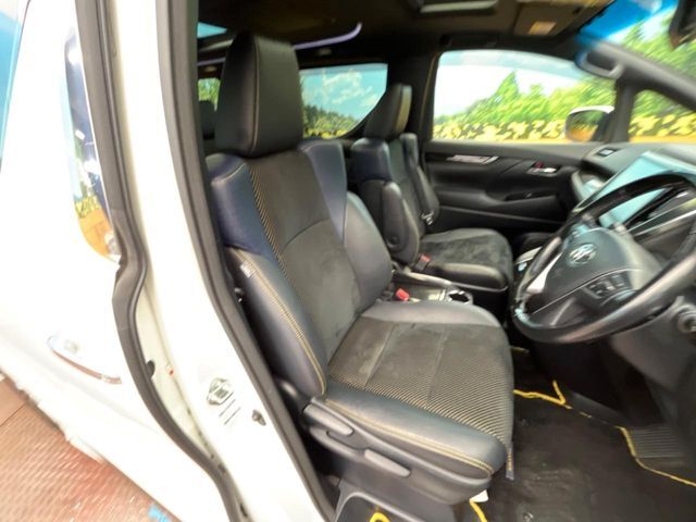 運転席シート廻りは使用感も少なく、良好な状態となっています。丁寧に使われていたことがよくわかりますね。